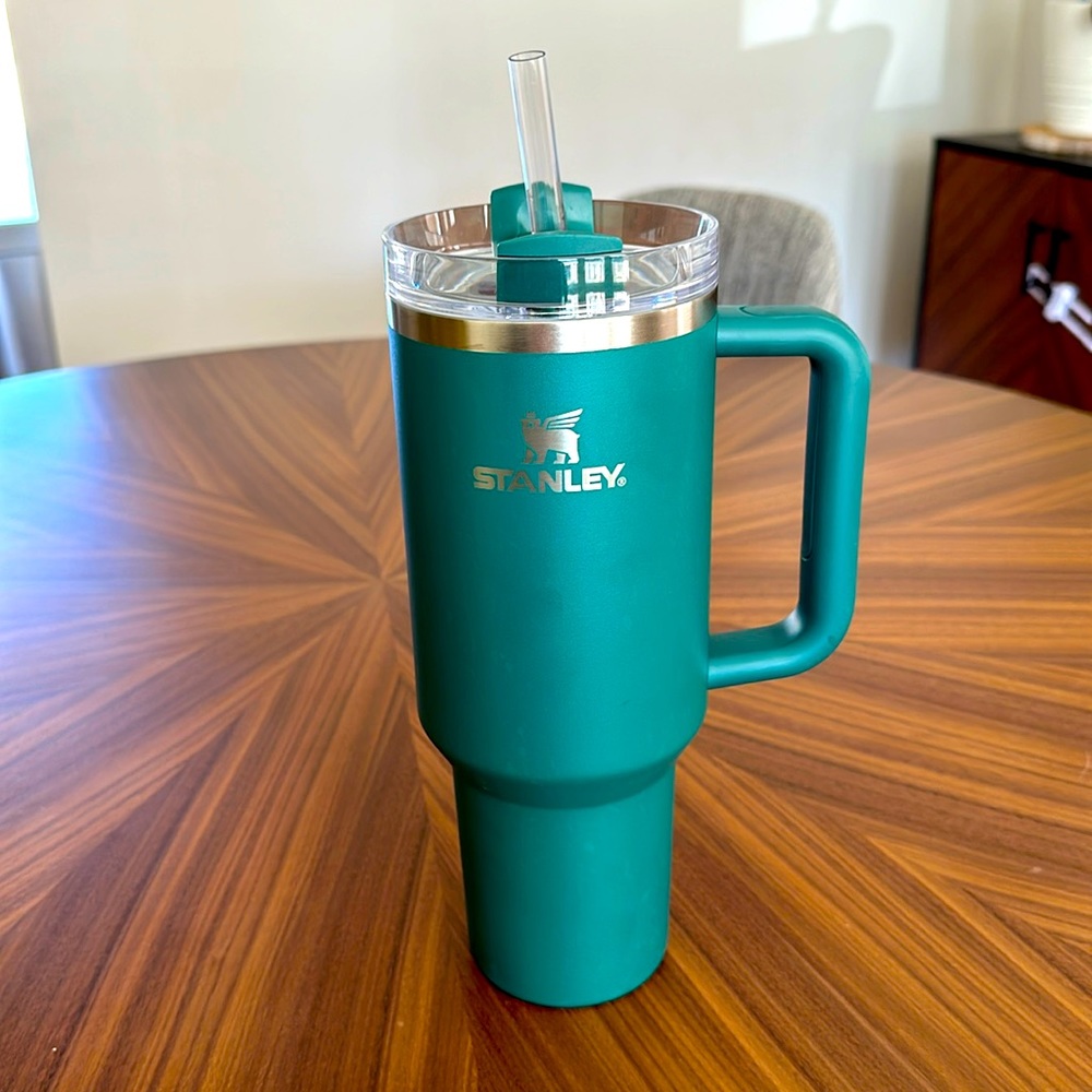***STANLEY*** Quencher H2.0 Flowstate tumbler, color: Pine, 40 oz, Like new!